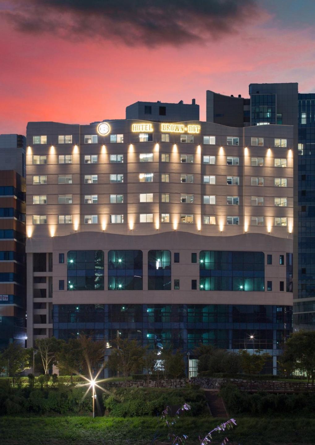 Brown Dot Hotel Jinju Exterior foto